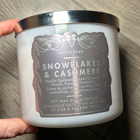 New Bath & Body Works 3-Wick Candle in Snowflakes & Cashmere - Picture 2 of 4